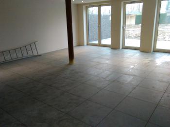 Leefruimte, tegel 60x60 nog zonder plinten en nog niet opgevoegd