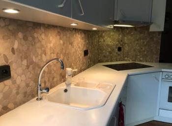 Afwerkte wand in de keuken