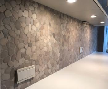 Afwerkte wand in de keuken